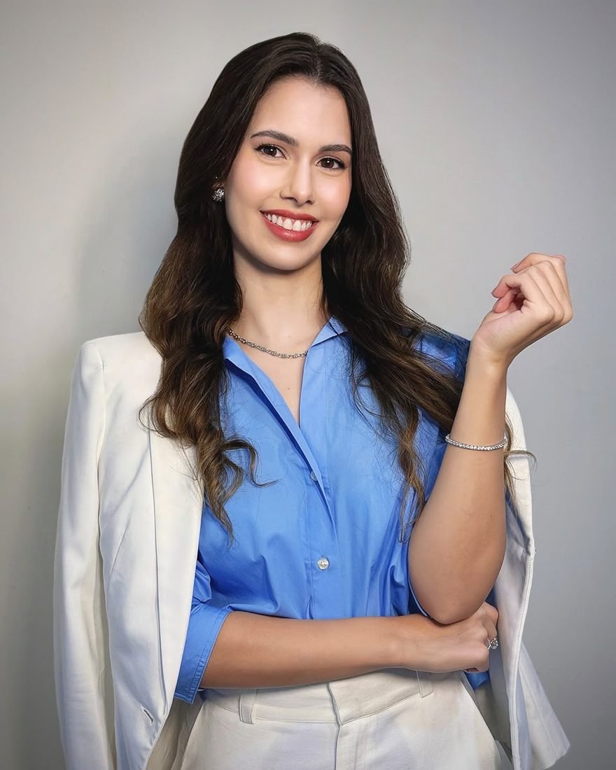 Dra. Carolina Moraes sorrindo, de blazer branco