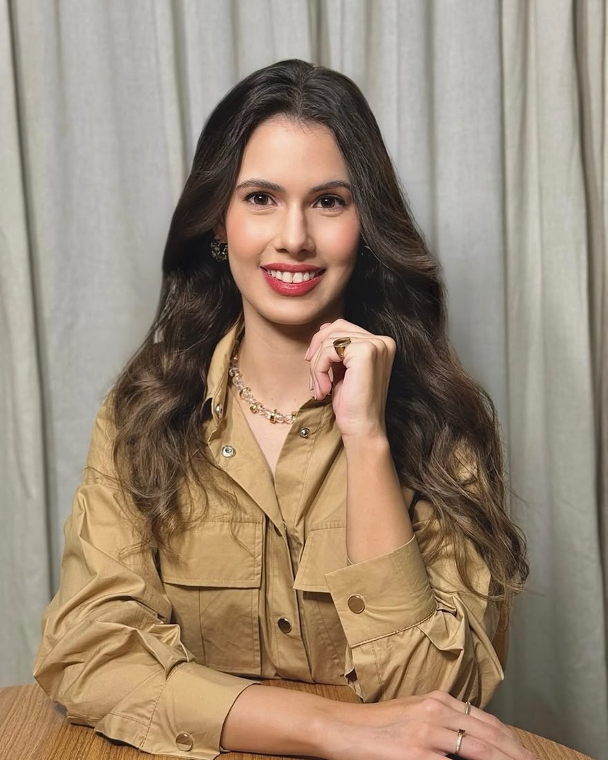 Dra. Carolina Moraes trabalhando com planejamento digital no consultório